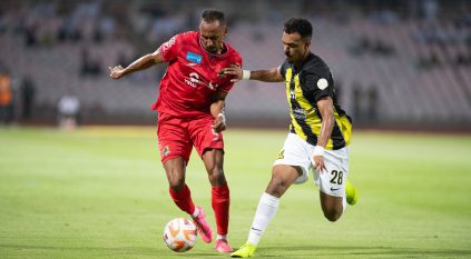 الاتحاد يهزم الوحدة بثلاثية وينفرد بصدارة دوري روشن