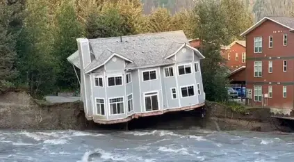 لحظة انهيار منزل في ولاية أمريكية جراء الفيضانات