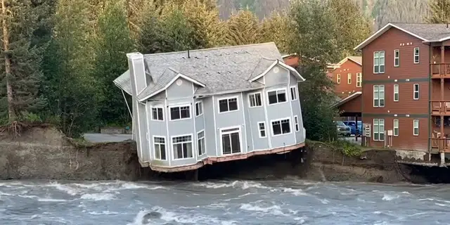لحظة انهيار منزل في ولاية أمريكية جراء الفيضانات