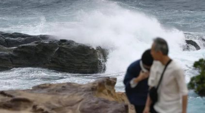 الإعصار لان يضرب غرب اليابان ويعطل خدمات النقل