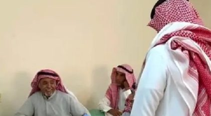 معلم يقنع والده للالتحاق بمحو الأمية