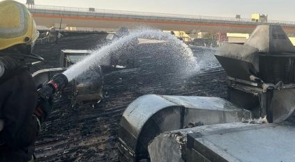 إخماد حريق في سطح مبنى تجاري بالرياض