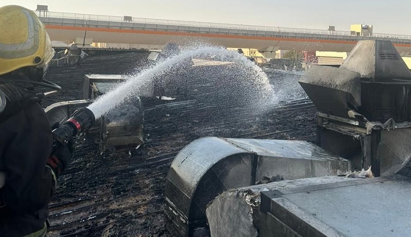 إخماد حريق في سطح مبنى تجاري بالرياض