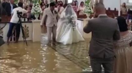 عروسان يقيمان زفافهما في قاعة غارقة بالأمطار