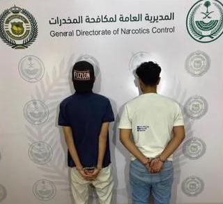 القبض على شخصين بالمدينة المنورة روجا حشيشًا وأقراصًا مخدرة