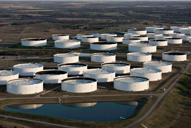مخزونات النفط الأمريكية تتراجع إلى 6.195 مليون برميل