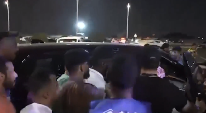 الجماهير تلتف حول سيارة أنمار الحائلي بعد مباراة الاتحاد والوحدة