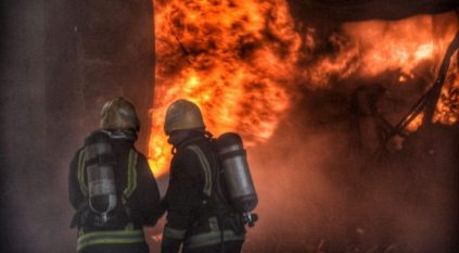 لقطات حية لإنقاذ شخص احتجز في حريق منزل بالرياض