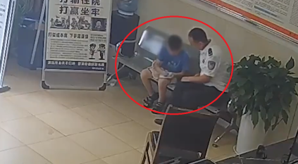لقطات لطفل صيني يطالب الشرطة بوضعه في دار الأيتام