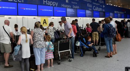 فوضى بالمطارات وتأجيل الرحلات بسبب عطل أنظمة المراقبة في بريطانيا