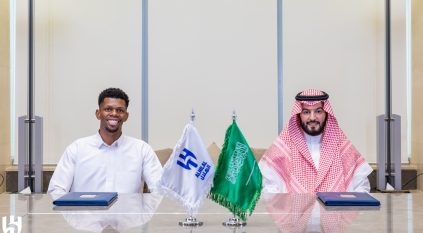 لقطات من توقيع محمد الربيعي مع الهلال