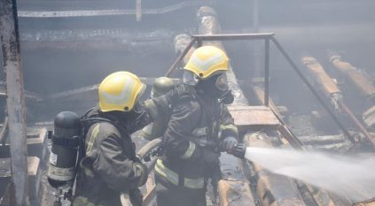 مدني جدة يخمد حريقًا في سطح مبنى غير مأهول