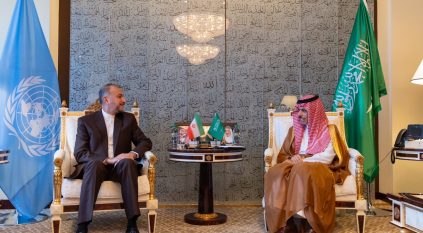 فيصل بن فرحان يبحث تعزيز العلاقات مع نظيره الإيراني