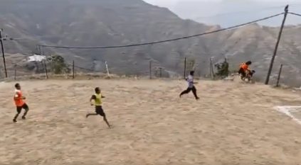 لحظة سقوط شابين من جبل بجازان أثناء لعبهما كرة القدم