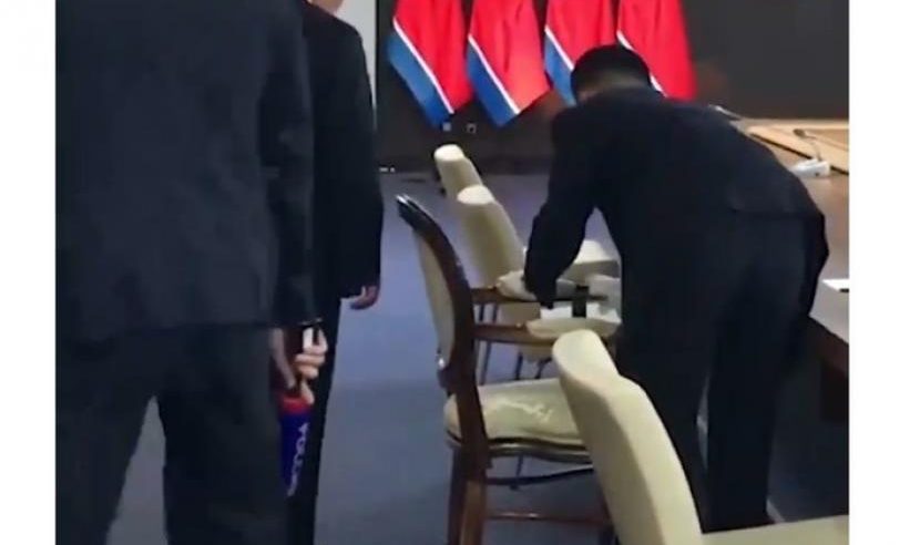 لقطات غريبة لتطهير كرسي زعيم كوريا الشمالية أثناء لقاء بوتين