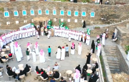 رجال ألمع تحتفل باليوم الوطني برقصات تراثية وفعاليات شعبية مميزة