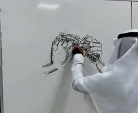 طارق السهلي معلم يخطف الأنظار بأعماله الفنية على السبورة