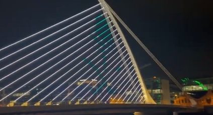 جسر صامويل بيكيت في إيرلندا يضيء أنواره بالعلم السعودي