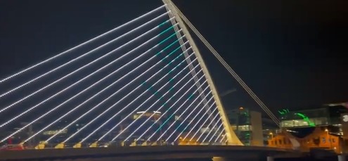 جسر صامويل بيكيت في إيرلندا يضيء أنواره بالعلم السعودي