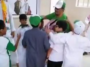 طلاب مدرسة بجازان يستقبلون معلمهم المتقاعد باحتفاء وأحضان