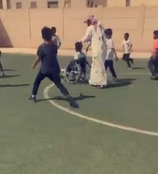 لفتة إنسانية.. معلم يدفع طالبًا من ذوي الإعاقة خلال مباراة كرة قدم