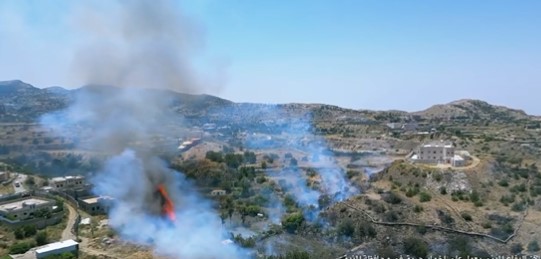 الدفاع المدني يحاصر الحرائق المندلعة في منطقة جبلية وعرة بالباحة