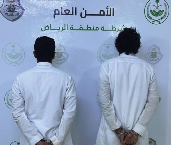 ضبط مواطنين لصدمهما مركبة رسمية عمدًا وممارسة التفحيط بوادي الدواسر