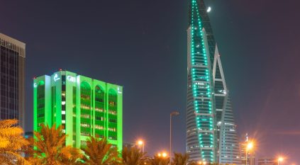 مباني البحرين تتوشح باللون الأخضر احتفالًا باليوم الوطني السعودي