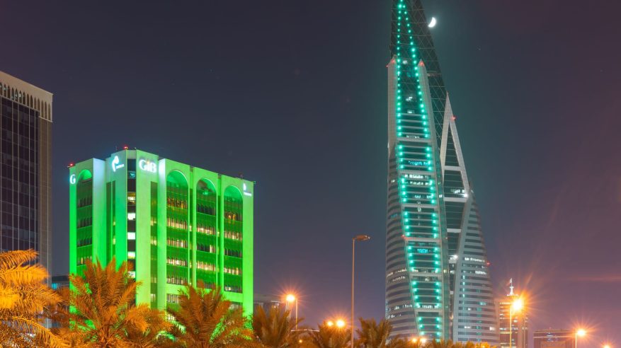 مباني البحرين تتوشح باللون الأخضر احتفالًا باليوم الوطني السعودي