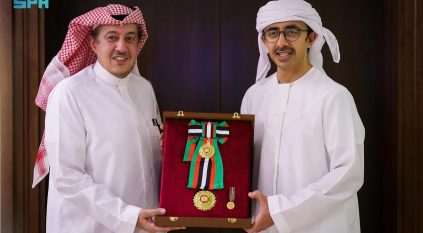 رئيس الإمارات يمنح تركي الدخيل وسام زايد الثاني