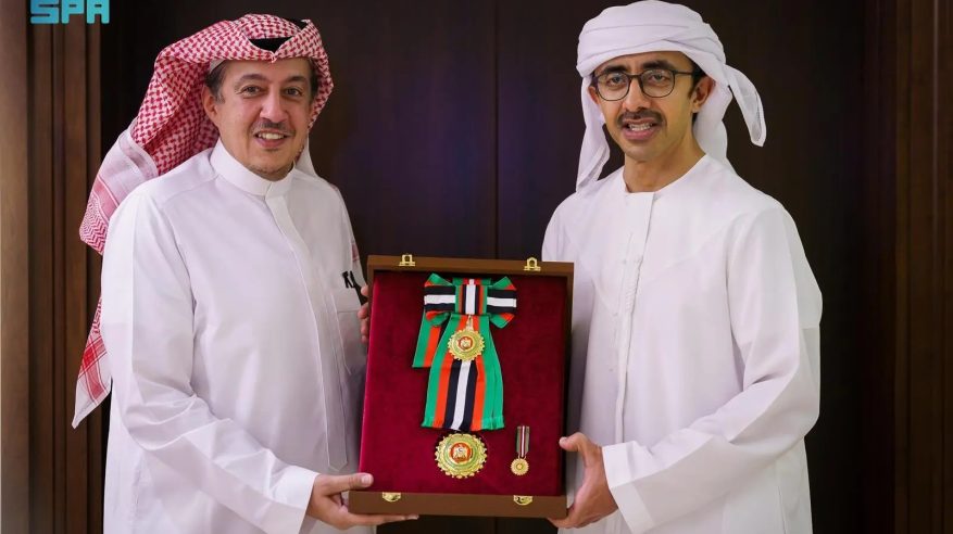 رئيس الإمارات يمنح تركي الدخيل وسام زايد الثاني