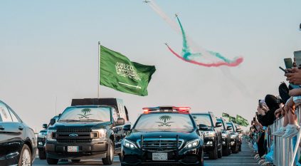 سكان الرياض يستمتعون باستعراضات مبهرة في الجو ومسيرة عسكرية على الأرض