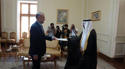 السفير السعودي في إيران يقدم أوراق اعتماده