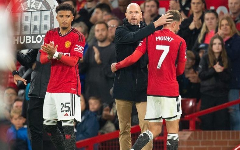 برشلونة يُتابع أزمة نجم Manchester united