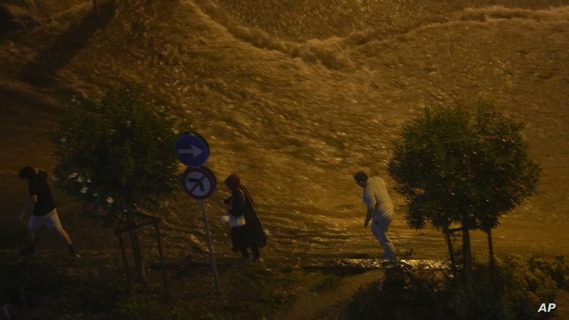 لقطات لـ إسطنبول الغارقة وسط مياه الفيضانات