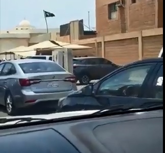 مواطن يبتكر طريقة ذكية لمناداة ابنته من المدرسة وهو داخل السيارة