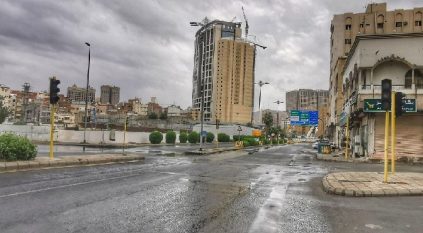إنذار أحمر لـ مكة والباحة: أمطار ورياح وصواعق رعدية