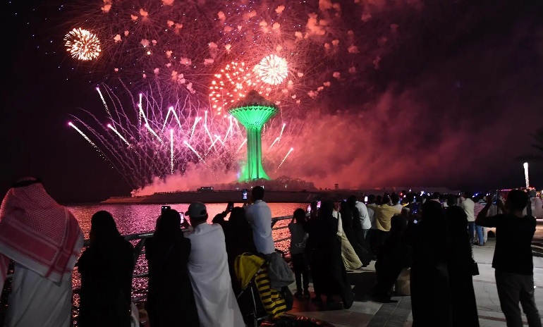 الألعاب النارية تُزين سماء الخبر ابتهاجًا باليوم الوطني