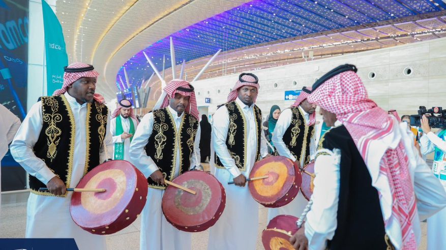 مطارات جدة تحتفل باليوم الوطني بالعرضة والهدايا المتنوعة