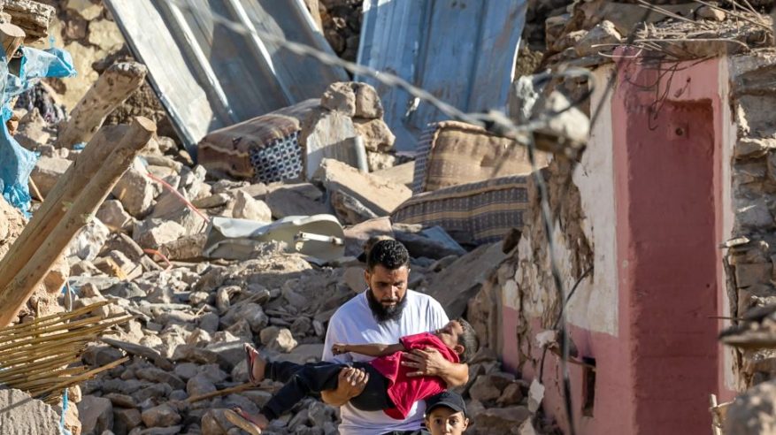 فرق إنقاذ سعودية وبريطانية للبحث عن ناجين وسط أنقاض زلزال المغرب