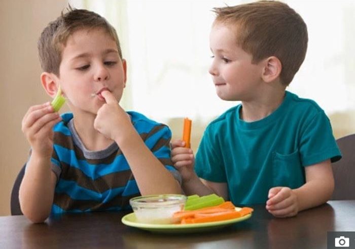 6 أطعمة قد تتسبب في اختناق الأطفال