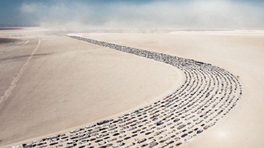 لقطات لـ 80 ألف سيارة عالقة بالصحراء بسبب الأمطار