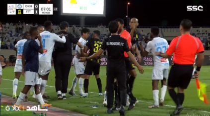 مشادة بين اللاعبين في مباراة الأخدود ضد الاتحاد