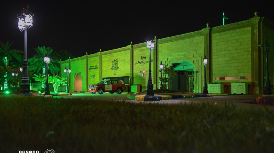 مباني الحرس الوطني تتوشح بالأخضر احتفاءً بـ اليوم الوطني