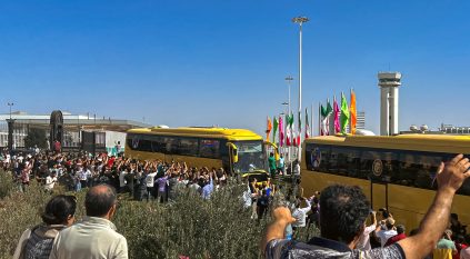 استقبال تاريخي .. الجماهير تزف حافلة النصر في طهران