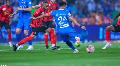 الهلال يتفوق على الرياض بثنائية في الشوط الأول