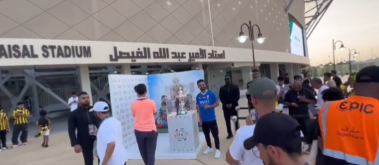 صور تذكارية لجماهير الهلال والاتحاد مع كأس دوري روشن