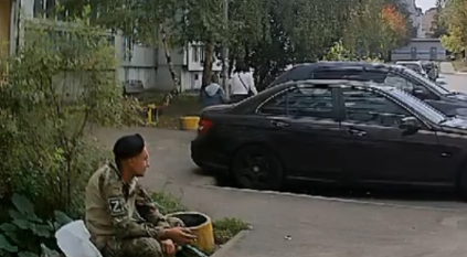 جندي روسي يلبي رغبة الأطفال ويفجر قنبلة بالشارع