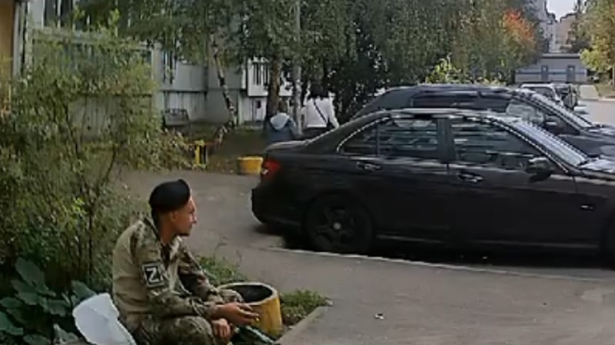 جندي روسي يلبي رغبة الأطفال ويفجر قنبلة بالشارع