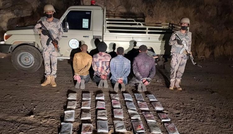 القبض على 4 مخالفين لتهريبهم 37 كجم حشيش بعسير